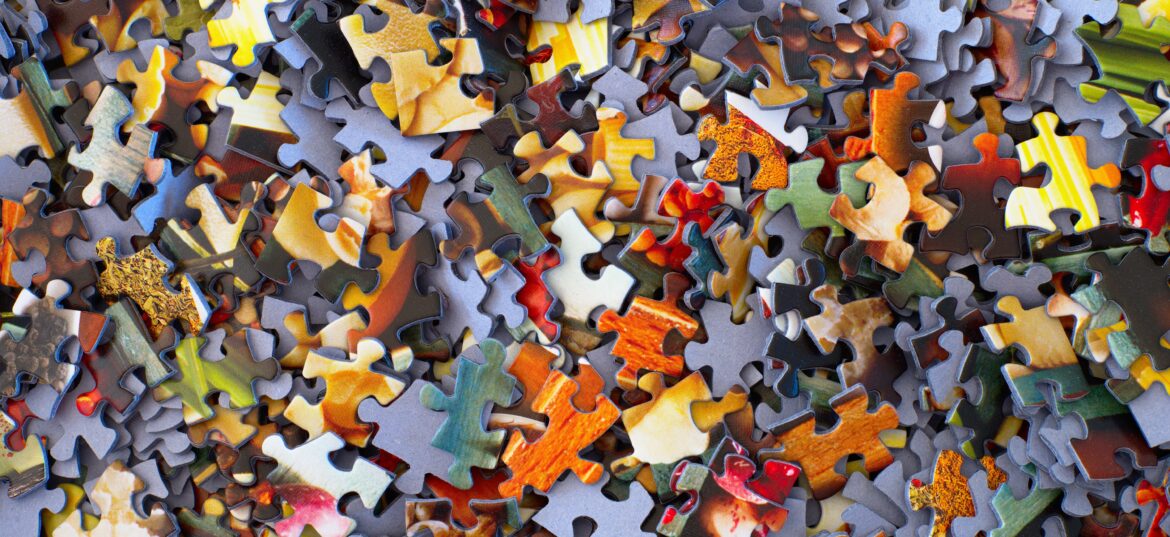 Peças de quebra cabeça espalhadas